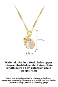 Détail du collier en acier titane doré avec pendentif sac porte-bonheur en opale et pavé