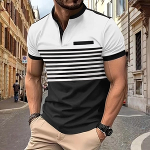Détail d'un polo ajusté pour homme avec rayures horizontales noires et blanches classiques