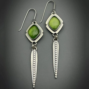 Orecchini tribali vintage in argento con pendenti geometrici e pietre preziose verdi
