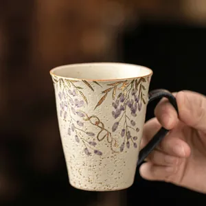 Détail du mug en céramique peint à la main avec glycine et rebord doré effet silex