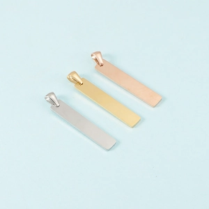 Drei minimalistische rechteckige Anhänger in Silber, Gold und Roségold-Optik