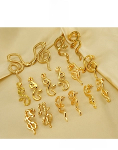 Détail de boucles d'oreilles serpent dorées en acier au titane poli pour femme