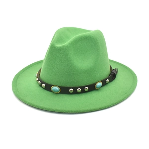 Détail du chapeau en laine verte avec ceinture turquoise et clous en métal argenté