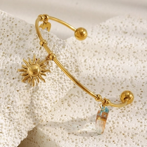 Bracciale a C placcato oro 18K con ciondolo sole e perline colorate su pietra corallo