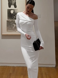 Élégante robe longue blanche à une épaule avec manches longues et texture plissée