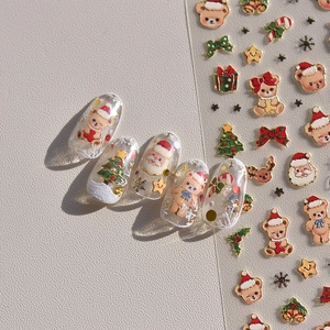 Détail d'autocollants 3D pour ongles de Noël avec bordures dorées et motifs d'oursons