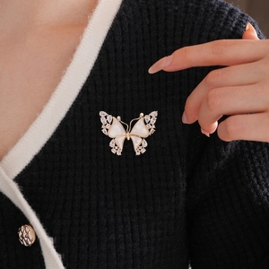 Butterfly Brooch 18K Gold Plated Copper Pin With Mother Of Artificial Pearl And Zircon French Vintage Luxury Elegant Women Jewelry