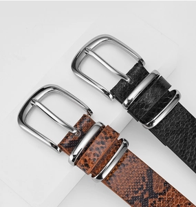 Détails des textures serpent et crocodile sur ceintures avec boucles ardillon argentées