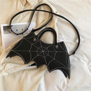 Gothic Fledermaus PU Leder Umhängetasche mit Spinnennetz Nähten und Kreuz Beschlägen.