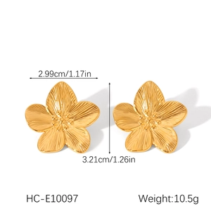 Detail of 18K gold textured flower earrings with size 2.99x3.21cm and weight 10.5g