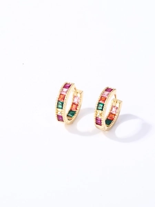 Detalle de pendientes de aro dorados con circonitas rectangulares en colores arcoíris