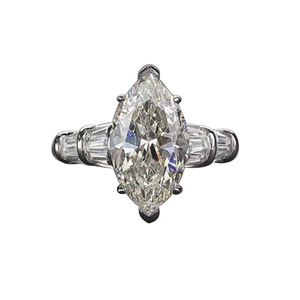 Anello con zircone taglio marquise e pietre laterali baguette in finitura argento