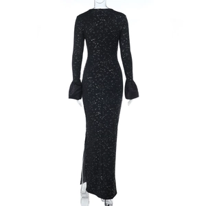 Vue détaillée du dos d'une robe de soirée noire à paillettes avec des poignets évasés