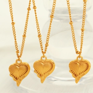 Collier plaqué or 18 carats avec pendentif tulipe en cœur et chaîne à petites perles