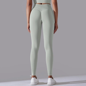 Details der hellgrünen, nahtlosen Yoga-Hose mit hohem Bund und Push-up-Effekt am Gesäß