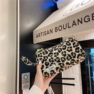 Détail de la trousse de toilette léopard en toile avec tissu tissé robuste et poignée de main