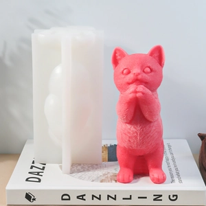 Vue détaillée du moule à chat en silicone et modèle de chat rose avec texture de fourrure