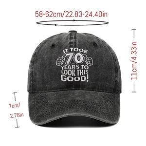 Détail de la broderie du 70e anniversaire sur casquette en coton délavé noir