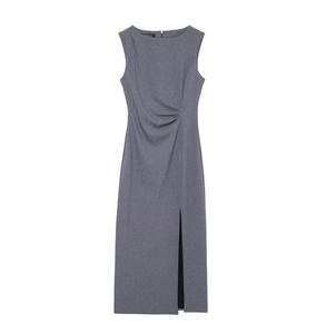Détail d'une robe grise sans manches avec plis asymétriques et fente sur le côté