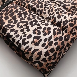 Gros plan sur le manteau matelassé à imprimé léopard avec coutures et fermeture éclair noire