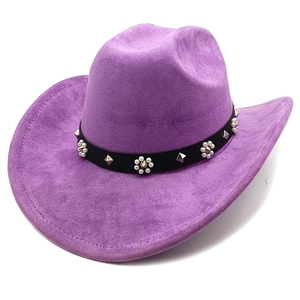 Détail d'un chapeau de cowboy violet avec bande ornée de fleurs en perles et clous en métal