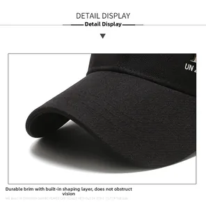 Détail de la visière d'une casquette de baseball noire en coton sergé résistant