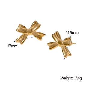 Makroansicht goldener Schleifenohrringe mit Maßen 17mm x 11,5mm auf weißem Hintergrund