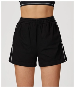 Dettaglio degli shorts sportivi neri con vita alta elastica e strisce laterali bianche