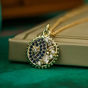 Collier céleste doré avec pendentif lune et étoile serti de zircons bleus