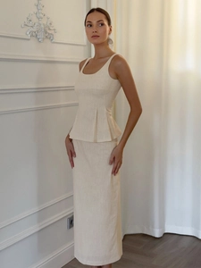 Détail de l'ensemble deux pièces blanc crème avec haut à bretelles et jupe sirène longue