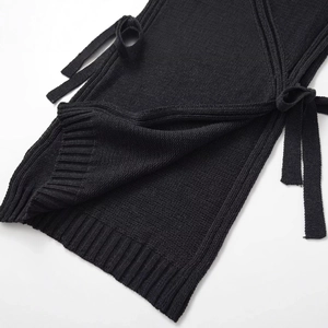 Gilet en tricot noir pour femme avec fentes latérales, nœuds et texture côtelée