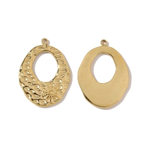 Détail du pendentif ovale en acier inoxydable doré avec motif en relief gaufré