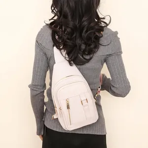 Vue arrière du sac bandoulière en cuir PU crème avec trois compartiments zippés