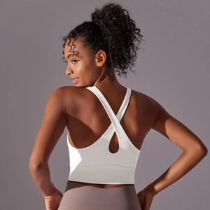 Vue détaillée du dos du brassière de sport blanc avec découpe en goutte et bretelles croisées