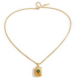 Vue détaillée du médaillon en acier doré 18K avec motif trèfle à quatre feuilles vert