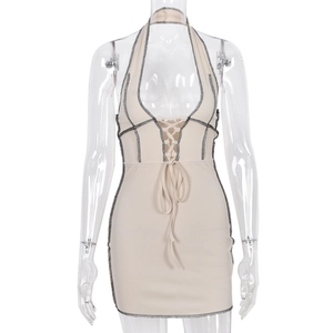 Détail de la mini robe dos nu beige avec texture côtelée et coutures noires contrastées