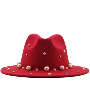 Modischer roter Wollfilzhut für Damen mit eleganten Perlen und metallischen Nietendetails