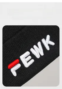 Makro-Detail der dichten FEWK-Stickerei auf schwarzer Strickmütze ohne Krempe