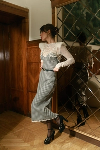 Détail d'une robe vichy vintage avec un haussement d'épaules en dentelle blanche crochetée