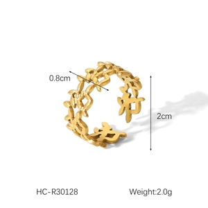 Detailed size view of an 18K gold-plated adjustable hollow leaf ring showing 0.8cm width