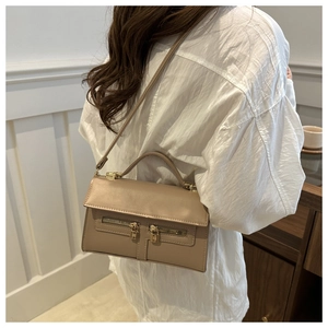 Vue détaillée du sac bandoulière en similicuir kaki avec double zip porté par un mannequin