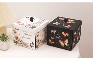 Détail de boîtes cadeaux papillon avec texte de remerciement sur tissu blanc texturé