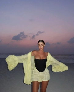 Détail d'un ensemble de plage jaune clair avec chemise longue, short et haut bandeau noir