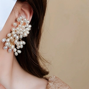 Boucles d'oreilles vintage fleurs avec perles et détails de franges en fil d'or
