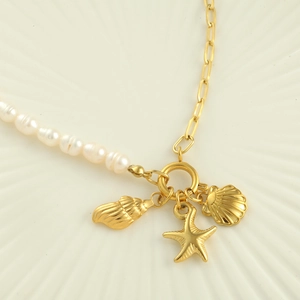 Collana vintage placcata oro con perle d'acqua dolce e ciondoli a conchiglia e stella