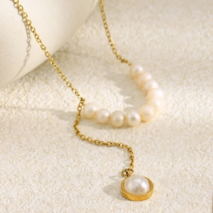 Collier élégant en acier inoxydable plaqué or 18 carats avec perles blanches sur pierre