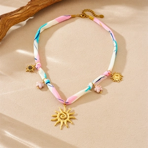 Collier en tissu tie-dye avec pendentif soleil doré et charms fleurs roses élégants