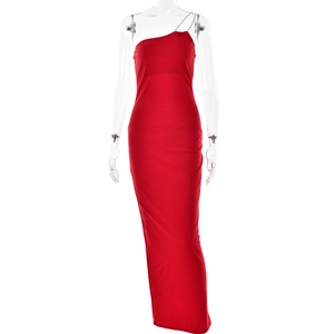 Détail de la robe rouge à une épaule montrant le tissu lisse et l'encolure asymétrique