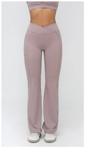 Détail du pantalon évasé à taille haute avec ceinture en V croisée et poches latérales