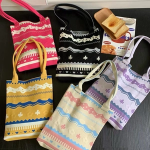 Knitted tote bags with geometric and heart patterns in five assorted colors